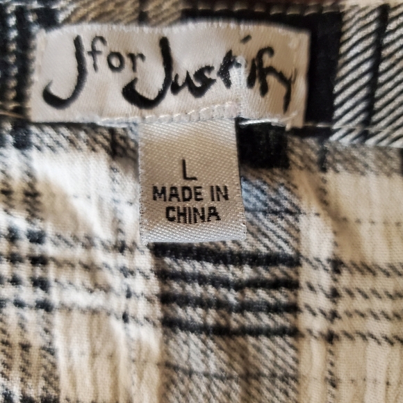 J for Justify 100% rayon black & white button down blouse - Picture 2 of 3